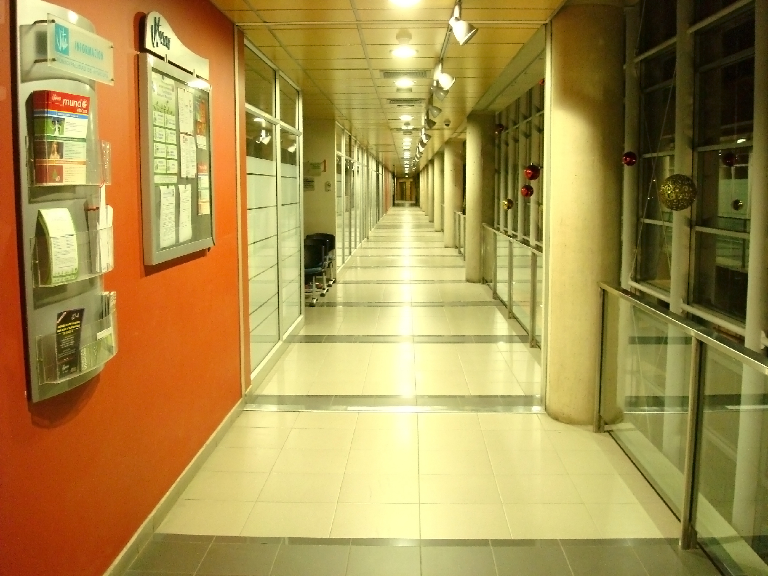 Instalación de la iluminación de los pasillos exteriores en la municipalidad Vitacura